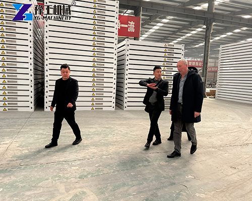 product manager introducing foldable prefab house